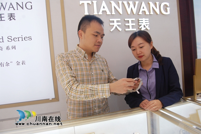 他讓老牌鐘表店起死回生！瀘州90后退伍小伙陳亮宏的手表情緣