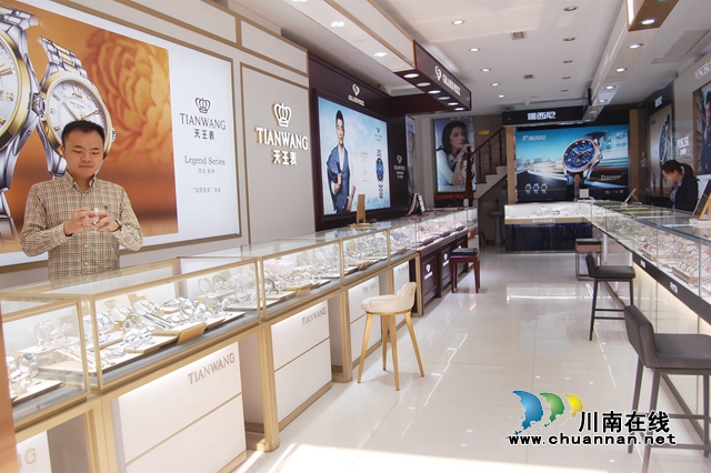 他讓老牌鐘表店起死回生！瀘州90后退伍小伙陳亮宏的手表情緣(圖3)