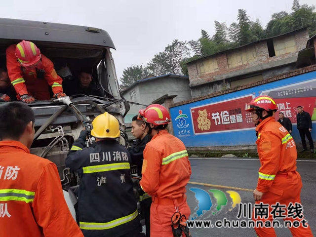 瀘州：水泥罐車追尾拖掛車，消防13分鐘救出被困司機(圖2)