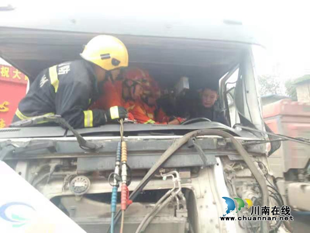 瀘州：水泥罐車追尾拖掛車，消防13分鐘救出被困司機(圖3)