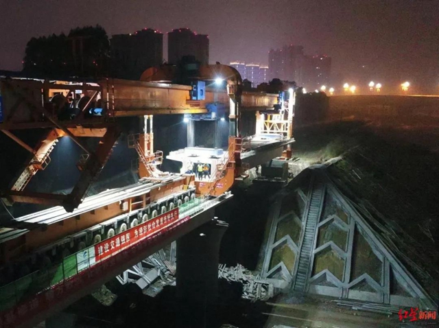 離通車又近一步！川南城際鐵路內(nèi)自瀘線實(shí)現(xiàn)全面貫通(圖1)