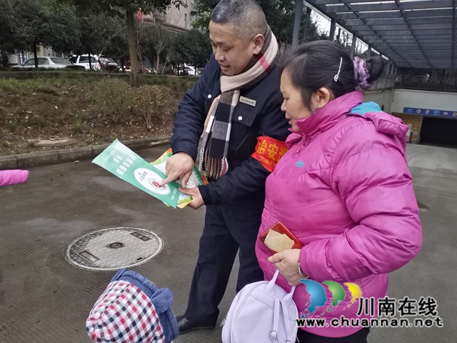 內江經(jīng)開區(qū)靖民鎮(zhèn)雙雁社區(qū)開展防疫宣傳(圖1)