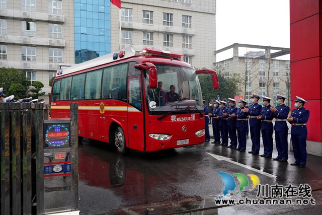 告別戰(zhàn)友，踏上新征程！44名瀘州籍新消防員即將開啟“火焰藍”生涯(圖10)