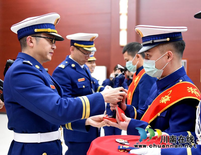 告別戰(zhàn)友，踏上新征程！44名瀘州籍新消防員即將開啟“火焰藍”生涯(圖14)