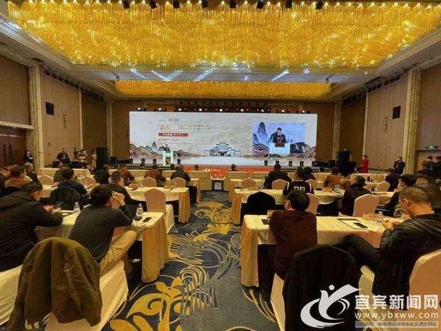 一瓶都沒(méi)喝過(guò)！宜賓一市民存了100多瓶老酒，最老的70多年！(圖1)