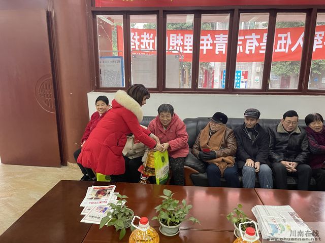 瀘州北城街道城垣社區(qū)慰問(wèn)轄區(qū)困難群眾