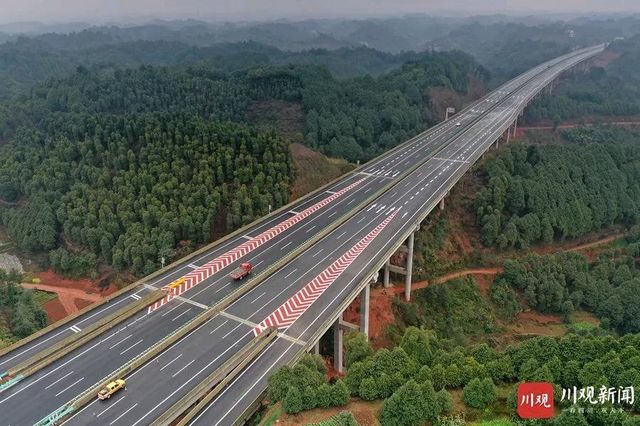 成宜高速90分鐘全線跑完！雙向6車道 年底試通車運(yùn)營(yíng)(圖5)