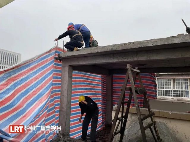零容忍，瀘州沱三橋西班牙郡小區(qū)"樓上樓"被拆(圖2)