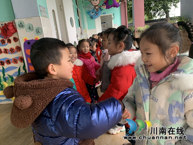 瀘縣城東幼兒園石崗分園開展“大手拉小手，混齡共成長”主題教育活動(圖3)