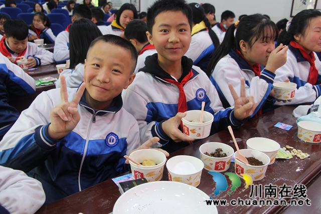 敘永鎮(zhèn)中心?！岸寥铡本C合實踐活動精彩紛呈(圖1)