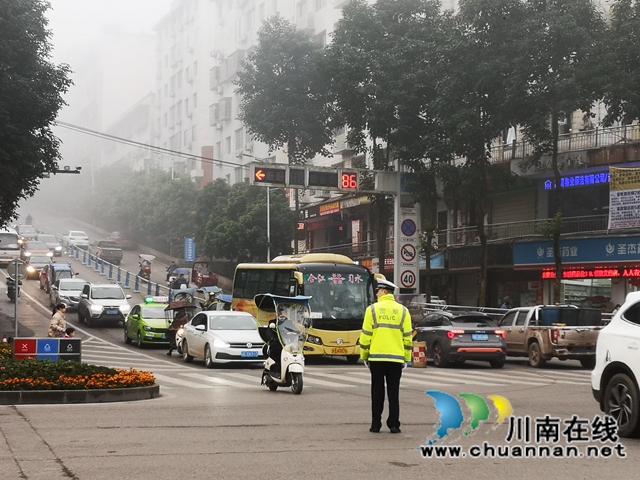 合江少岷路：早高峰秩序井然，綠色出行成美麗風(fēng)景(圖3)