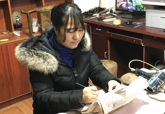 奇了！合江這女子在石頭上作畫，美得很！(圖6)