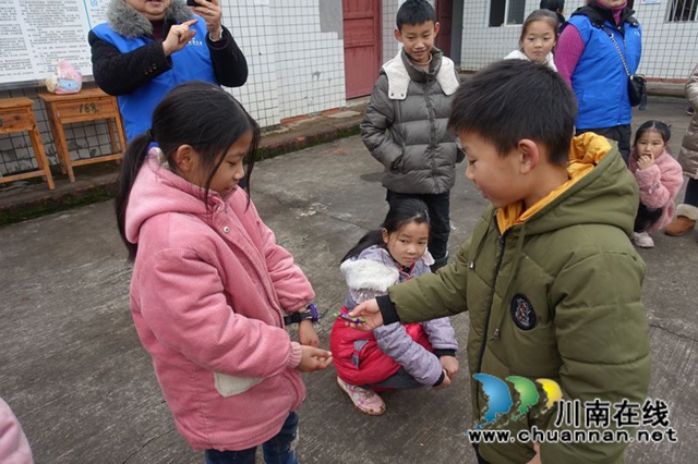 用我零花錢，給你送溫暖！瀘州市少年警校開展暖冬行(圖6)