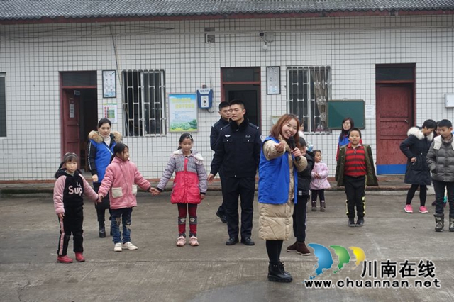 用我零花錢，給你送溫暖！瀘州市少年警校開展暖冬行(圖5)