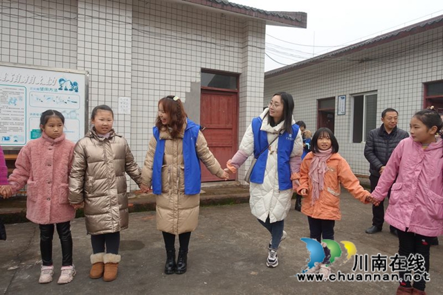 用我零花錢，給你送溫暖！瀘州市少年警校開展暖冬行(圖9)
