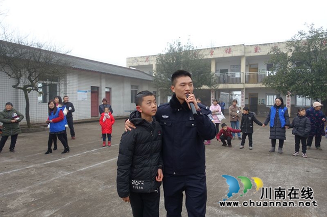 用我零花錢，給你送溫暖！瀘州市少年警校開展暖冬行(圖7)