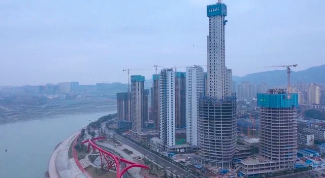 元旦不停工！川南第一高樓已修成這樣，300余名建設(shè)者奮戰(zhàn)一線(圖1)
