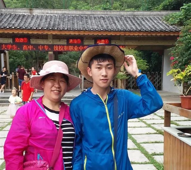 西南醫(yī)大附院劉可智家庭被評為全國五好家庭(圖6)