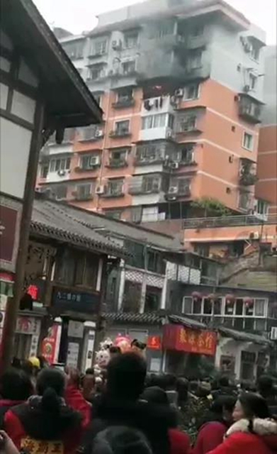 好險哪！火場中，內(nèi)江消防員搶出萬元現(xiàn)金(圖2)