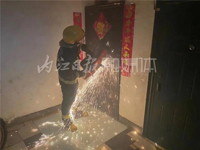 好險哪！火場中，內(nèi)江消防員搶出萬元現(xiàn)金(圖3)