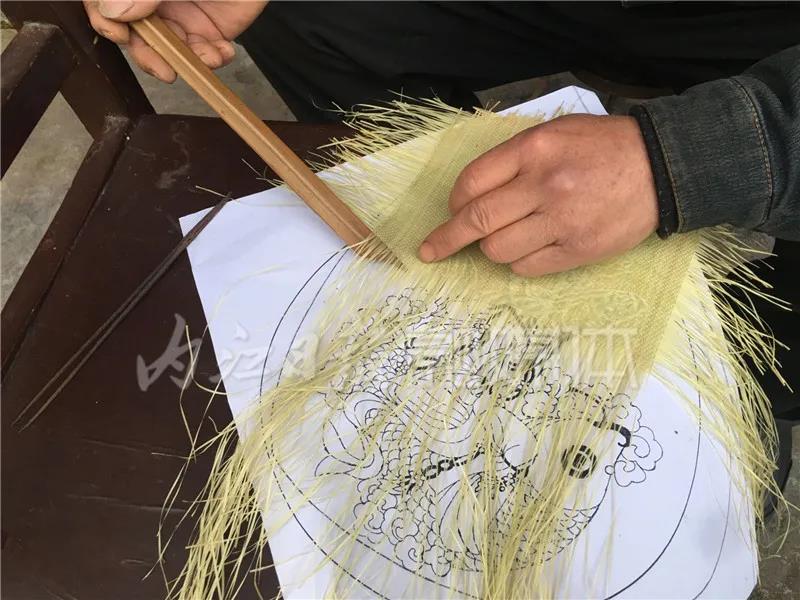 內(nèi)江這位老人，編！編！編！