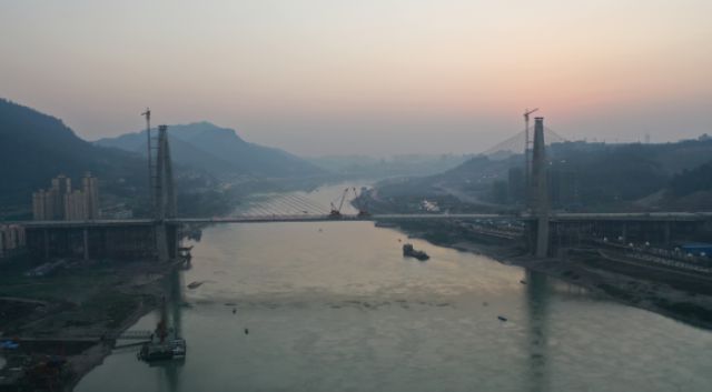 全國(guó)首創(chuàng)！宜賓鹽坪壩長(zhǎng)江大橋“魚躍長(zhǎng)江”造型很洋氣！(圖1)