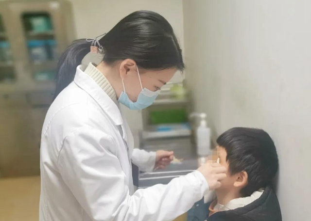 【關(guān)注】8歲男童被木棍戳到眼睛？險(xiǎn)些……(圖2)