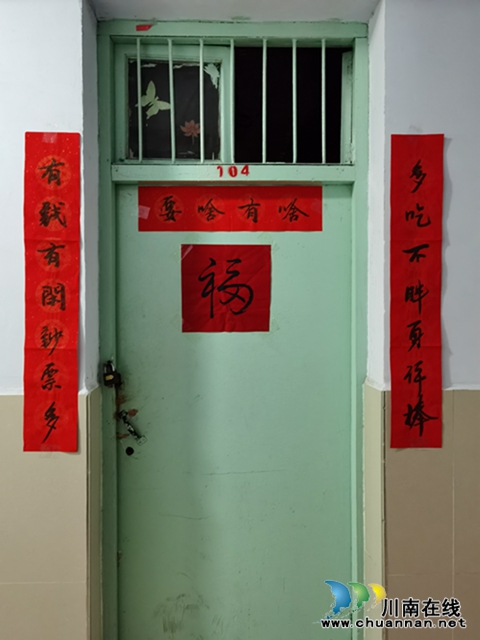 筆墨飄香迎新春！河南信陽師范學(xué)院輔導(dǎo)員手寫百副春聯(lián)為學(xué)生送祝福(圖3)