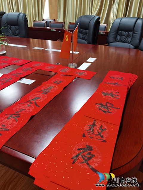 筆墨飄香迎新春！河南信陽師范學(xué)院輔導(dǎo)員手寫百副春聯(lián)為學(xué)生送祝福(圖2)