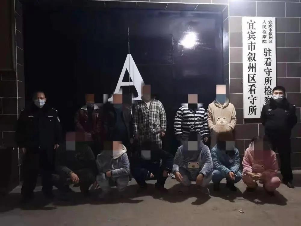 當場繳獲20多萬，抓了27人！宜賓警方搗毀一賭博窩點(圖2)