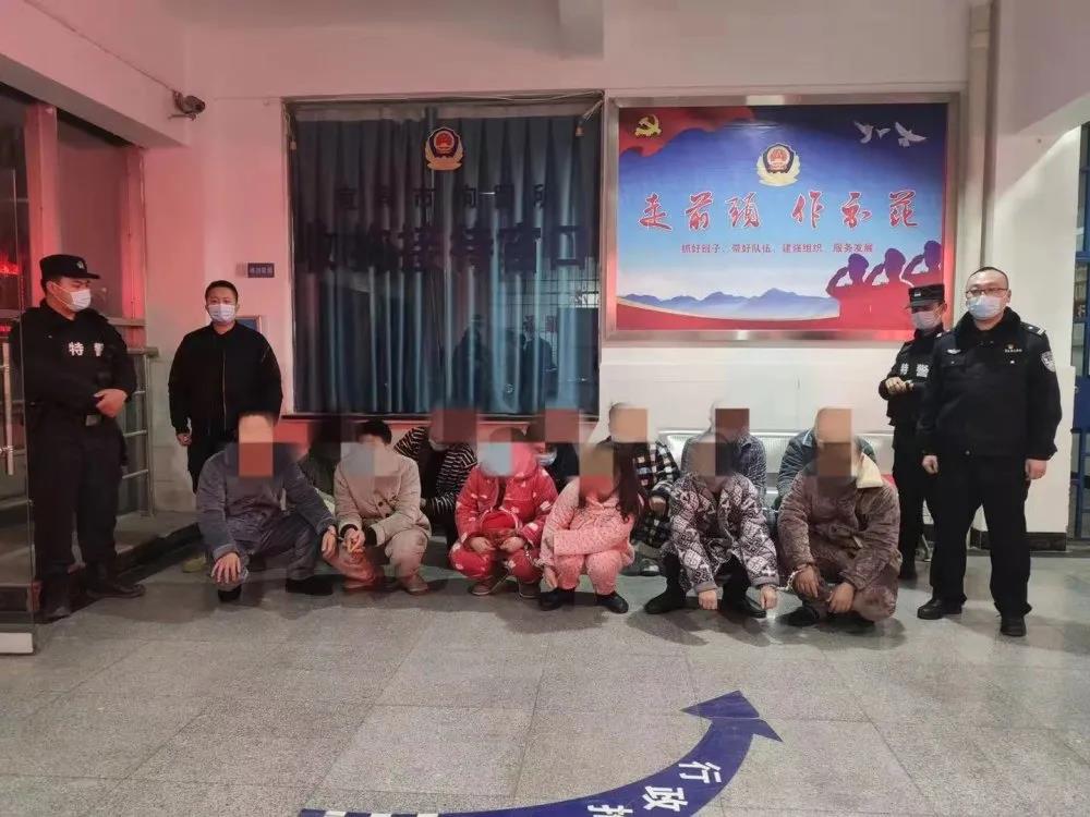 當場繳獲20多萬，抓了27人！宜賓警方搗毀一賭博窩點(圖3)