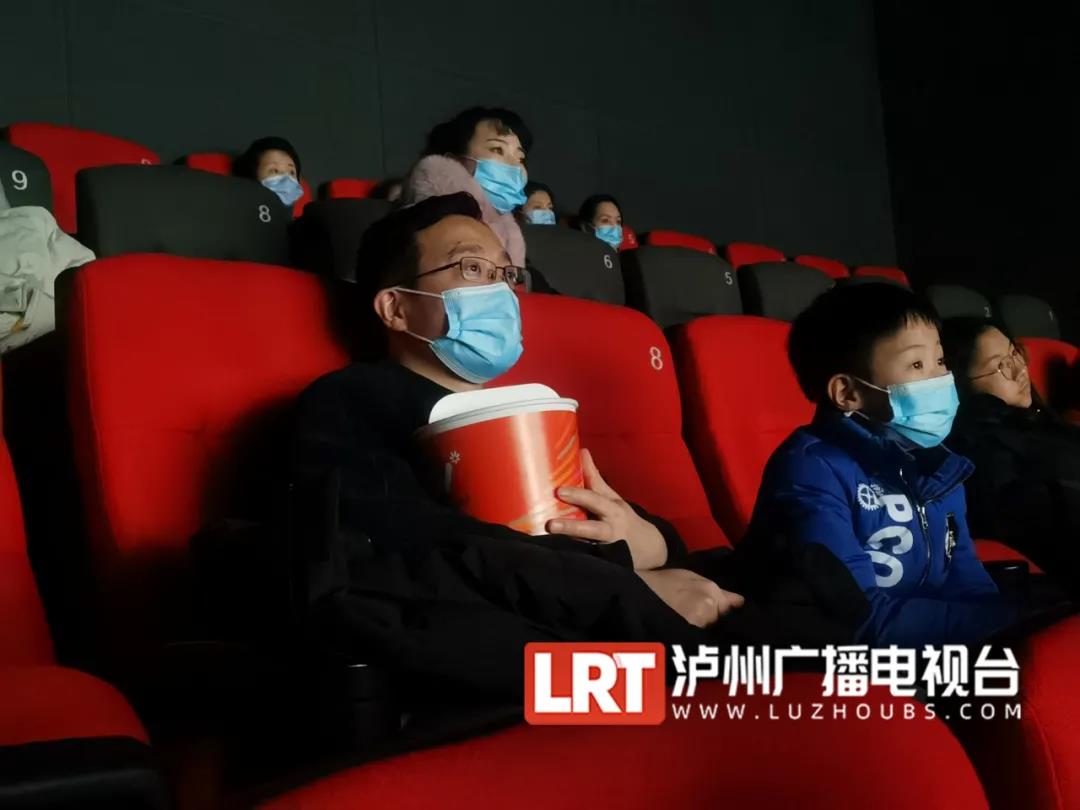 周星馳包場(chǎng)！瀘州英雄在影院回憶“武漢日夜”(圖8)