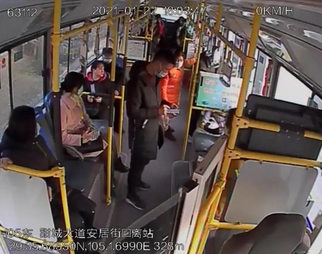 “一定要表示感謝”！內(nèi)江公交車長這一舉動(dòng)獲全車人為他點(diǎn)贊