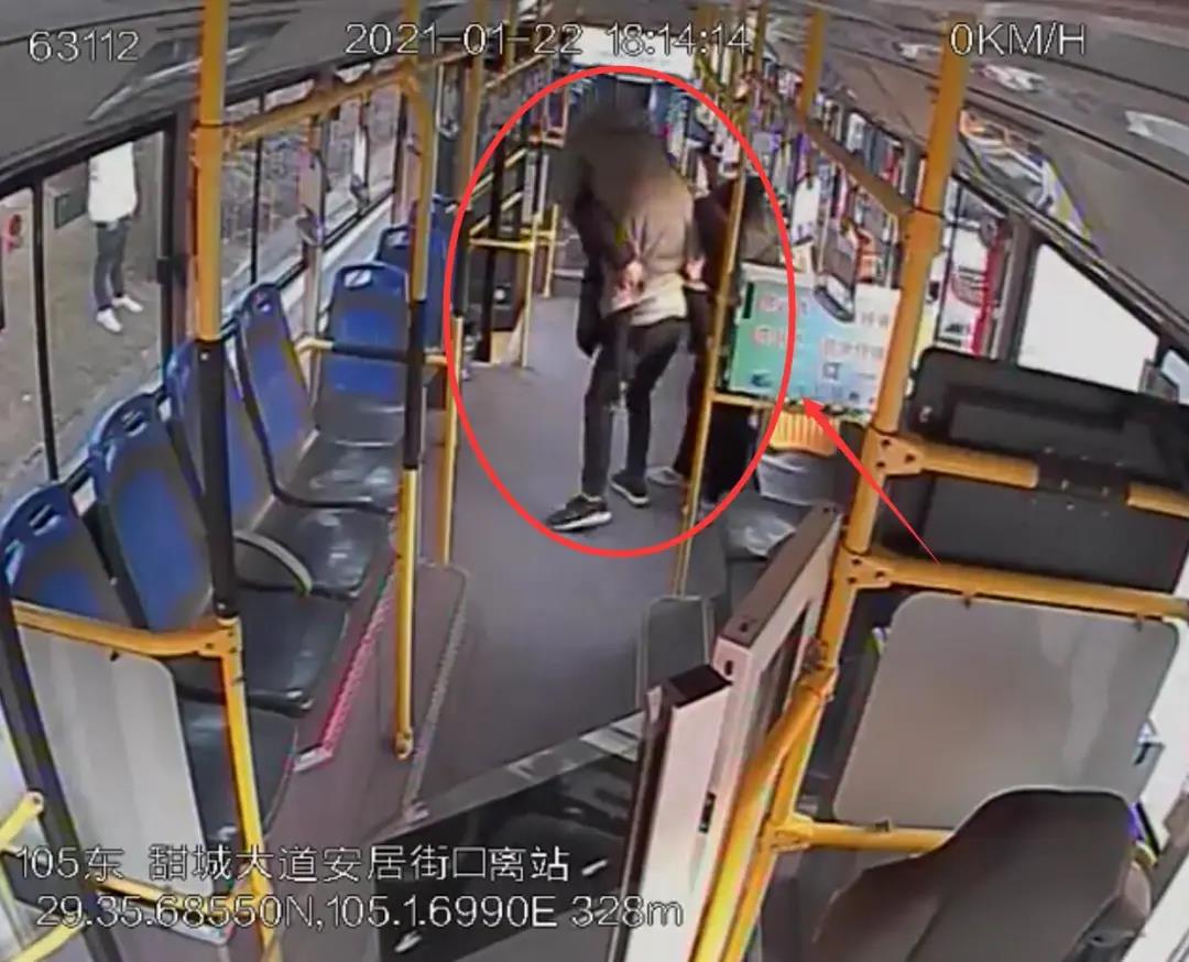 “一定要表示感謝”！內(nèi)江公交車(chē)長(zhǎng)這一舉動(dòng)獲全車(chē)人為他點(diǎn)贊(圖2)
