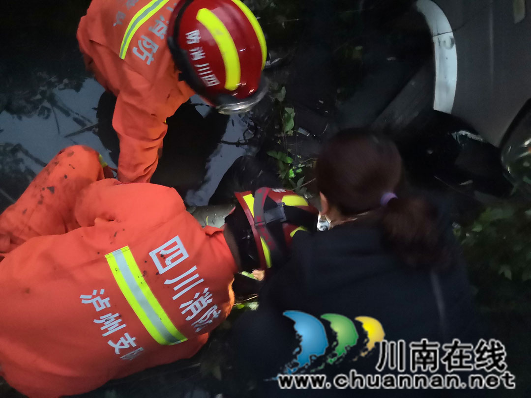 魚塘鎮(zhèn)今晨突發(fā)車禍 瀘州消防5分鐘抵達(dá)現(xiàn)場救援