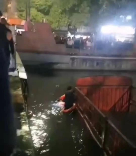執(zhí)法記錄儀曝光！宜賓一貨車沖進(jìn)河中，特警跳水徒手破窗救人(圖3)
