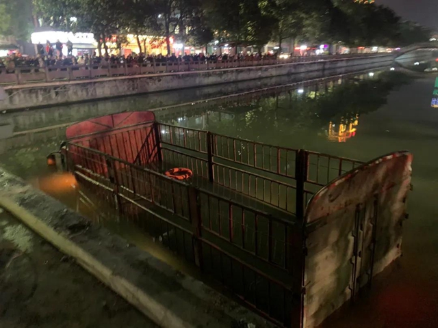 執(zhí)法記錄儀曝光！宜賓一貨車沖進(jìn)河中，特警跳水徒手破窗救人(圖1)