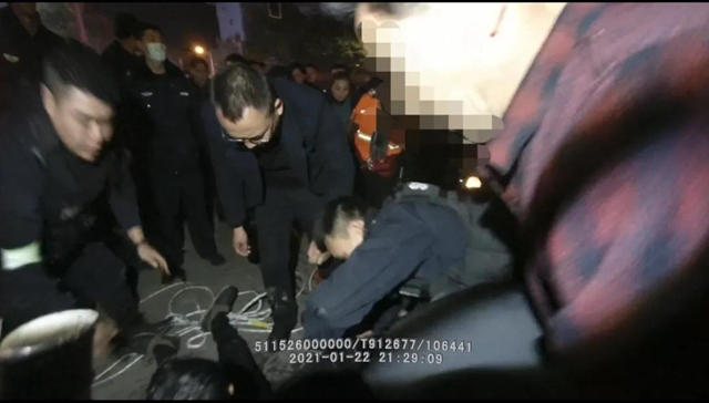 執(zhí)法記錄儀曝光！宜賓一貨車沖進(jìn)河中，特警跳水徒手破窗救人(圖4)