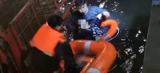 執(zhí)法記錄儀曝光！宜賓一貨車沖進(jìn)河中，特警跳水徒手破窗救人(圖5)
