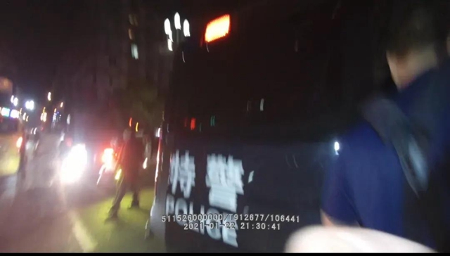 執(zhí)法記錄儀曝光！宜賓一貨車沖進(jìn)河中，特警跳水徒手破窗救人(圖7)