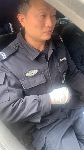 執(zhí)法記錄儀曝光！宜賓一貨車沖進(jìn)河中，特警跳水徒手破窗救人(圖8)