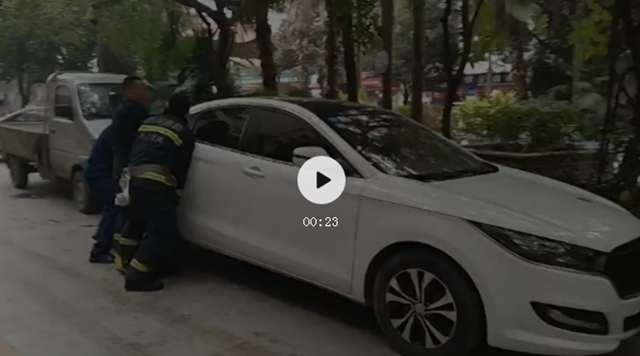 私車擋道，內(nèi)江消防執(zhí)行任務(wù)被阻！無奈之下，消防員抬車“清路”