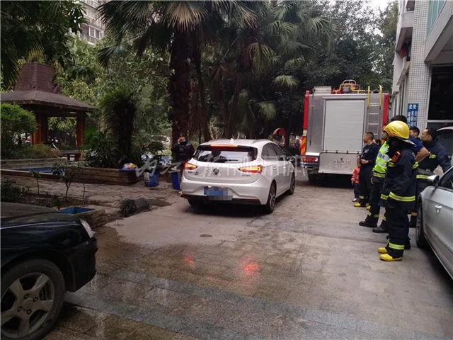 私車擋道，內(nèi)江消防執(zhí)行任務(wù)被阻！無(wú)奈之下，消防員抬車“清路”(圖2)