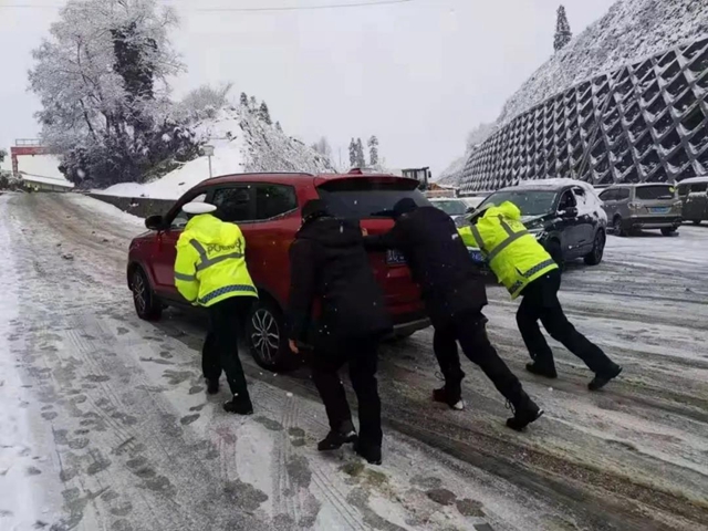 -4.9℃下古藺的“雪警”，你絕對沒有見過！(圖1)