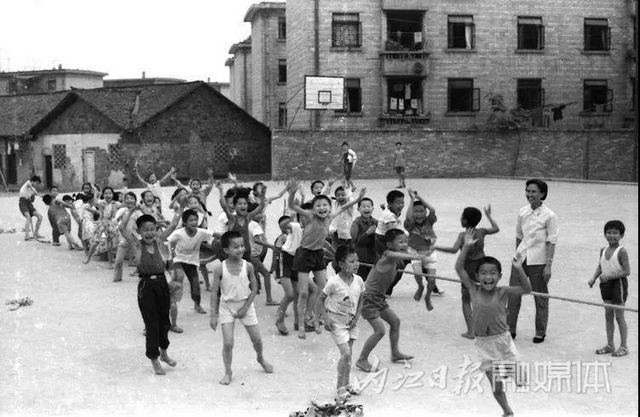 震撼！64張絕版老照片曝光，這是“60后”內江人的回憶(圖29)
