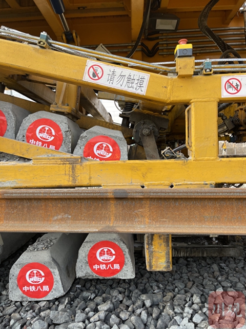 瀘州將步入動(dòng)車(chē)時(shí)代！川南城際鐵路內(nèi)自瀘線今天完成鋪軌(圖5)