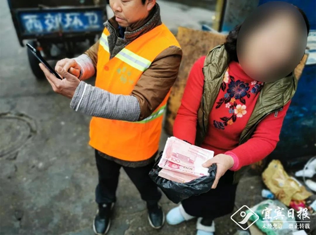 宜賓一女子將丈夫裝有3萬元的舊衣服扔了！幾人翻了上千斤垃圾！結(jié)果……(圖2)