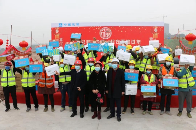 搶建龍馬高中異地民工工地過年，瀘州市總工會送上春節(jié)慰問大禮包(圖1)