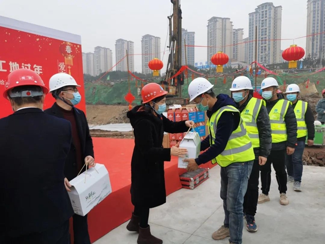 搶建龍馬高中異地民工工地過年，瀘州市總工會送上春節(jié)慰問大禮包(圖2)