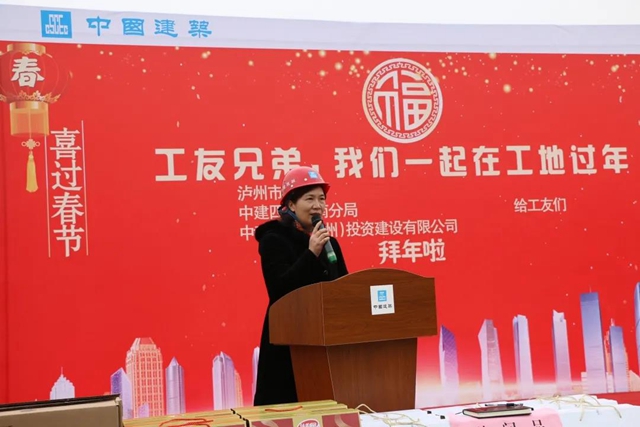 搶建龍馬高中異地民工工地過年，瀘州市總工會送上春節(jié)慰問大禮包(圖3)
